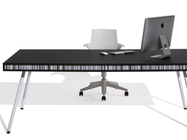 Semplice rendering di tavolo nero e sedia bianca con di fronte un computer