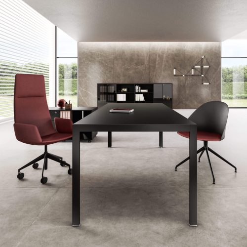 Rendering ufficio con tavolo nero, sedia rossa con schienale alto e piccola sedia per accoglienza clienti