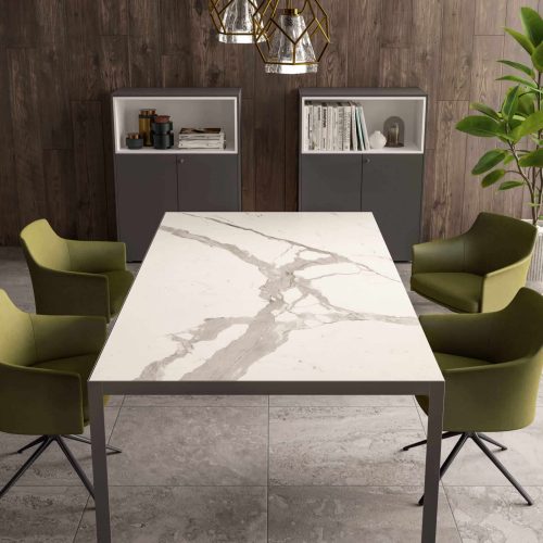 Tavolo in marmo con 4 sedie verdi
