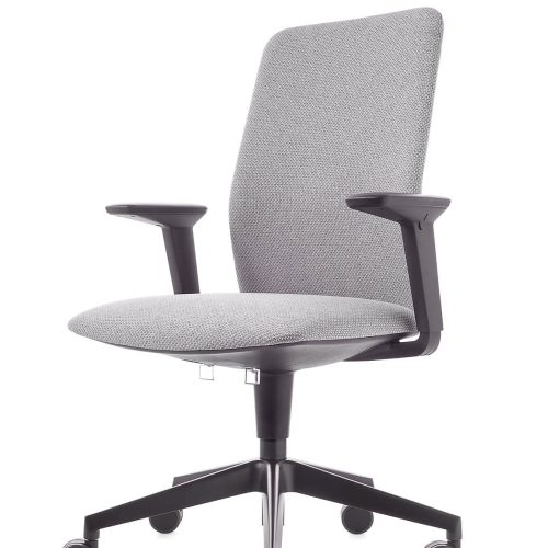 Sedia grigia con gambe nere e metallizzate ideale per un ufficio con postazioni operative