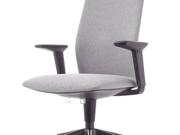 Sedia grigia con gambe nere e metallizzate ideale per un ufficio con postazioni operative