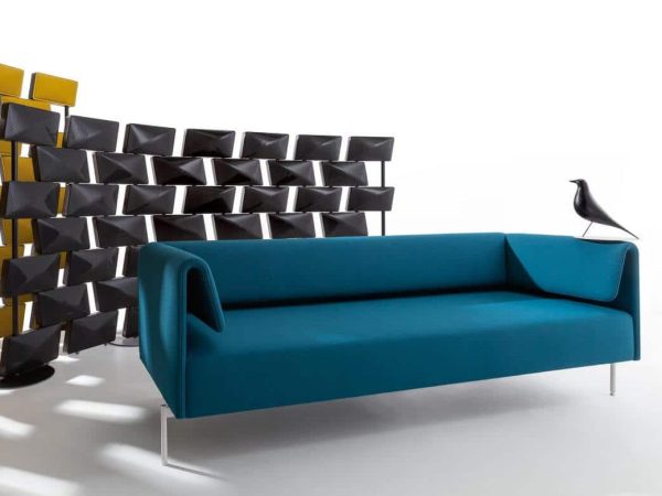 Rendering di divano blu 5 posti con sullo sfondo dei pannelli divisori