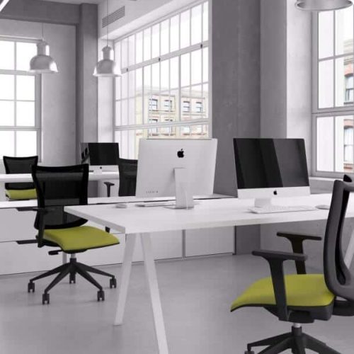 Sedie nere e verdi in un ufficio dai colori chiari e stile industrial