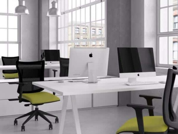 Sedie nere e verdi in un ufficio dai colori chiari e stile industrial