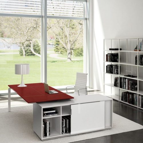 Progettazione di un semplice ufficio con un tavolo rosso