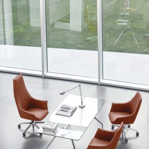 3 sedie arancioni con scrivania trasparente nel mezzo