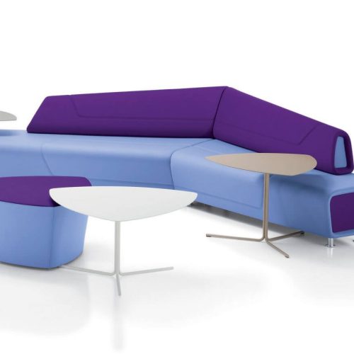 Un rendering che mostra un divano e una poltroncina di design con 3 tavolini di contorno