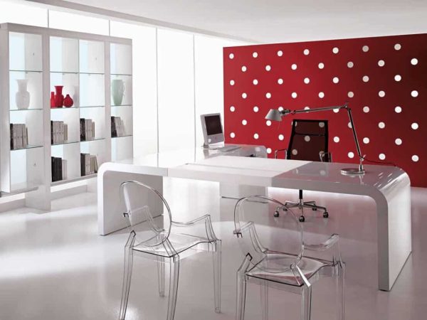 Ufficio concept, tavolo grigio e bianco con dietro una parete rossa