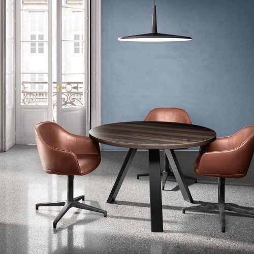 Tavolino rotondo di colore eucalipto con sedie marroni