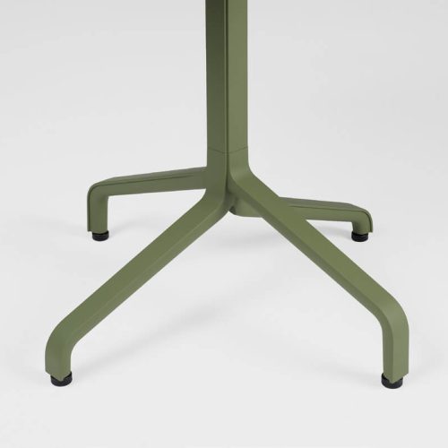 Gambe di un tavolo da esterno color verde oliva