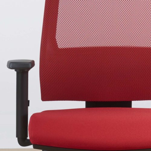 Dettaglio sedia rossa con schienale semi trasparente vista frontale