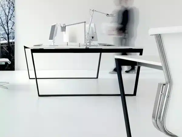Elegante tavolo con sullo sfondo una persona in movimento