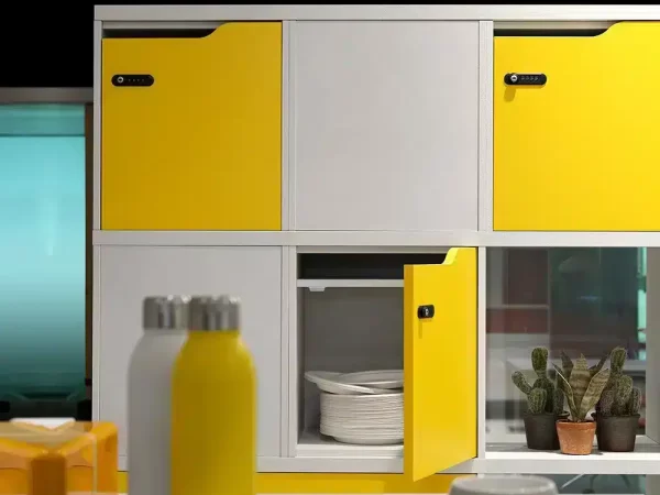 Parete divisoria con contenitori porta oggetti e antine gialle