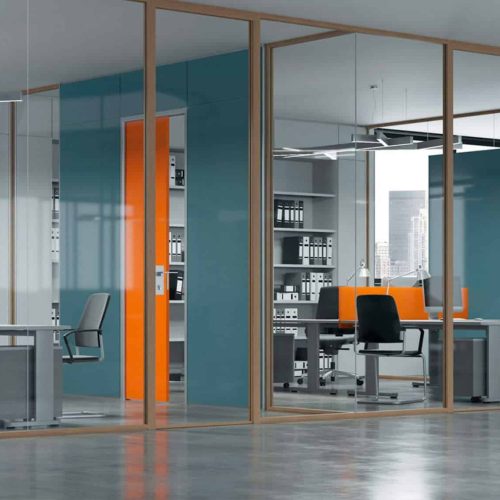 Un ufficio con le pareti strutturali in colore blu scuro e vetrate che danno su una sala openspace