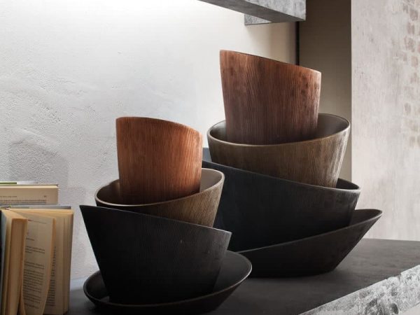 Set di vasi in legno e ceramica nera