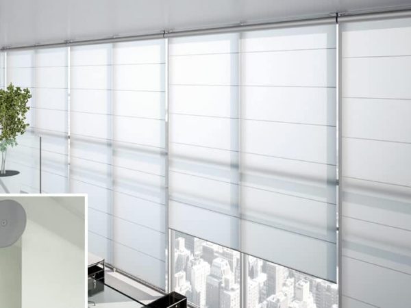 Tende trasparenti per uffici al piano alto di un grattacielo