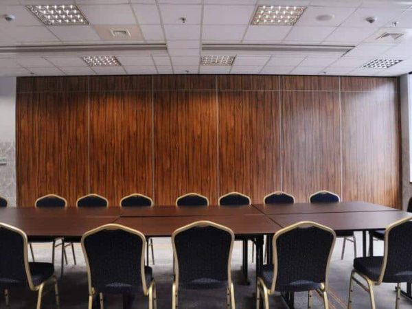 Sala riunioni con parete divisoria fono assorbente